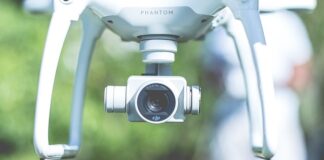 Czy dron nagrywa z dzwiekiem?