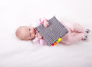 Jak trzymać niemowlaka na basenie?